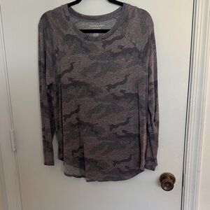 American Eagle Outfitters Gray Camo Long Sleeve Tee